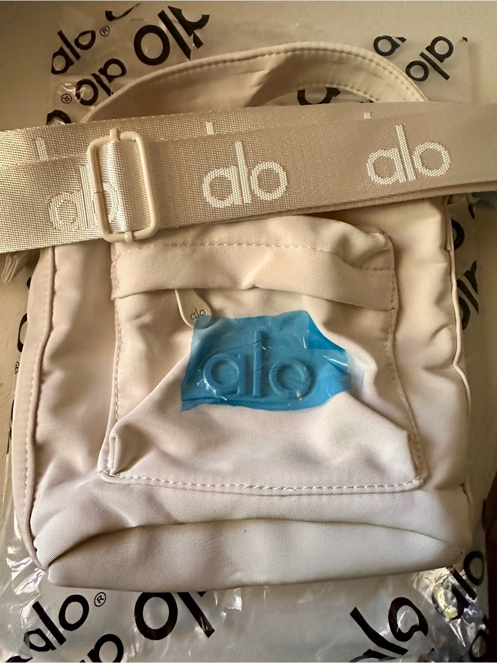 ALO Yoga Cream Drawstring Puffer Mini Crossbody - Picture 2 of 8